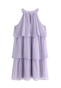 Fialové, vrstvené šaty s halter krkem, obsahující tři úrovně splývavé látky a zadní zapínání na knoflík se štěrbinou. Lehký materiál.