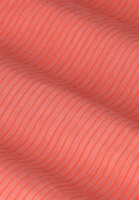 Gestructureerde stof in koraalkleur met dunne, horizontale strepen in een iets contrasterende tint. Gladde oppervlakte met een iets golvende uitstraling.