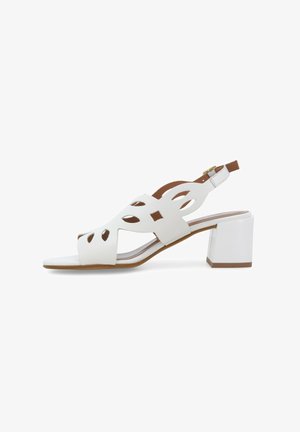 Sandal in cuoio bianco con design a taglio, cinturino anteriore piatto e tacco a blocco. Materiale in pelle con texture liscia. Fibbia in tono dorato.