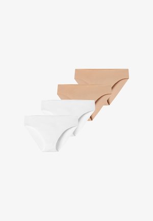 Deux paires de culottes de bikini beige et deux paires blanches pour femmes, sans coutures, disposées en rangée diagonale sur fond blanc.