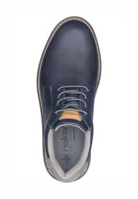 Scarpa in pelle perforata blu navy con lacci grigi, toppa con logo color cuoio e soletta testurizzata. Punta rotonda e suola marrone a contrasto con dettagli in cucitura.