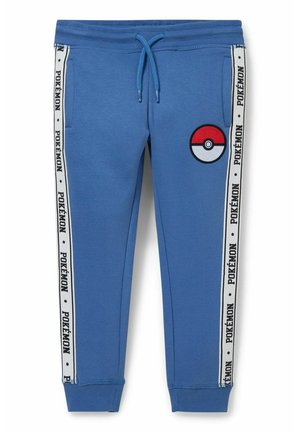 Blaue Kinder-Jogginghose mit weißen Seitenstreifen mit wiederholtem „Pokémon“-Text und einem Pokéball-Grafik am rechten Oberschenkel.