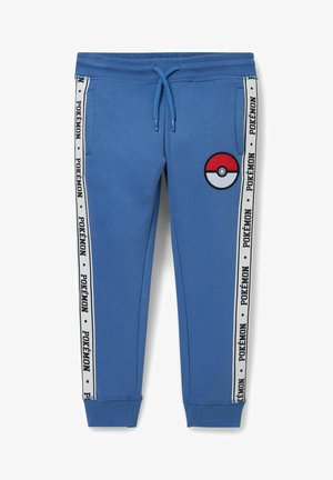 Blå joggingbukser til børn med hvide sidelister med gentaget "Pokémon"-tekst og et Poké Ball-grafik på højre lår.