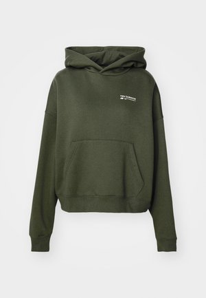 Sweat à capuche New Balance vert foncé avec poche kangourou et petit logo blanc sur la poitrine gauche, manches longues, poignets et ourlet côtelés.