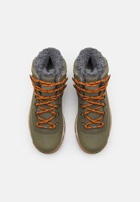 Botas de senderismo verde oliva con forro de felpa gris, cordones naranjas y superficies texturizadas. Cuentan con puntera reforzada y un patrón de suela a contraste.