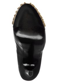 Scarpa con tacco alto in pelle nera e punta affusolata, con un retro punteggiato di borchie dorate e una suola testurizzata per una migliore aderenza.