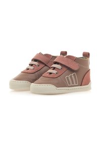 Zapatos tipo botín de cuero marrón con un suave acento de ante rosa, con correa de velcro y suela de goma que presenta costuras decorativas y un detalle del logo.