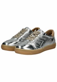Sneaker metallici argento con una superficie liscia, lacci beige e una suola in gomma. Punta arrotondata e dettagli minimi sui lati.