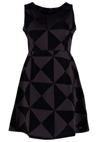 Robe noire sans manches présentant un motif géométrique de triangles sombres, fabriquée dans un tissu texturé, avec un corsage ajusté et une jupe évasée.