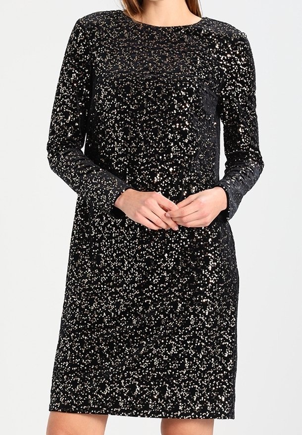 Robe en sequins noirs avec des manches longues, un col rond et une silhouette ajustée. Présente des accents métalliques dispersés sur le tissu.