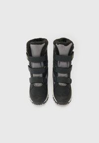 Pár černých a šedých zimních bot s třemi suchými zipy a kožešinovým podšívkou, navržených pro chladné počasí a venkovní použití.