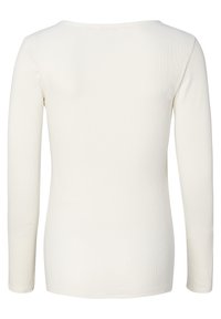 Lange mouwen, geribbelde top in off-white, met een brede halslijn en een aansluitende pasvorm. De stof voelt glad en elastisch aan.