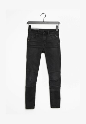 Mustat farkut slim fit -mallilla, joissa on nappisulku, viisi taskua ja erottuvat taitteet polvissa.