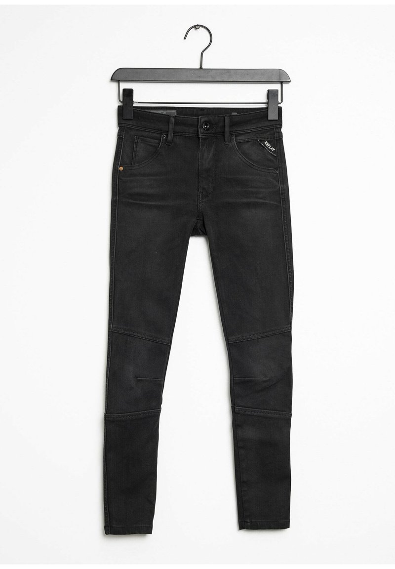 Svarta denimjeans med slim fit, med knappknäppning, fem fickor och kontrasterande veckdetaljer vid knäna.