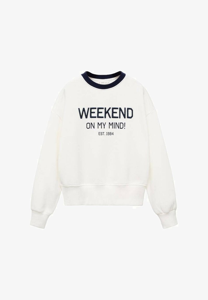 Biely sveter s námorníckym rebrovaným golierom a manžetami. Obsahuje výrazný text "WEEKEND ON MY MIND!" s "EST. 1984" pod ním. Hladký textúra látky.