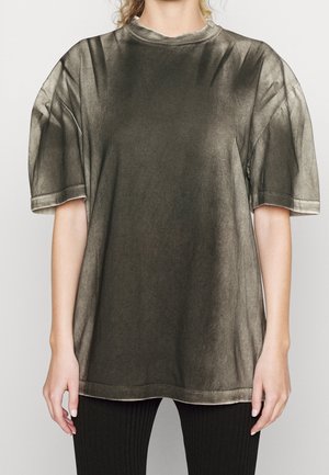 Übergroßes T-Shirt mit kurzen Ärmeln in Dunkelgrün, mit weicher, matter Textur und dezentem Farbverlauf, mit Rundhalsausschnitt und lockerem Schnitt.