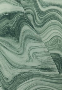 Tissu marbré vert avec des motifs tourbillonnants, présentant des nuances de vert clair et foncé, et une texture lisse. Couture subtile visible.