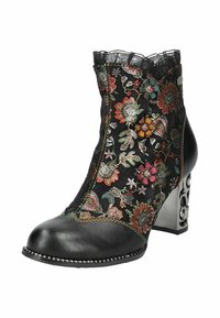 Botte noire à talon avec broderie florale colorée, présentant un dessus en tissu texturé, une bordure en dentelle festonnée et un talon métallique décoratif.