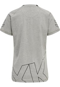 Grå kortärmad t-shirt i mjukt material, med en stor svart geometrisk logotyp på den nedre sidan och subtila sömnadsdetaljer.