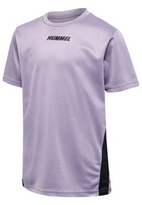 Lila kortärmad T-shirt i andningsbart tyg, med en svart logotyp "HUMMEL" på bröstet och svarta paneldetaljer på sidorna.