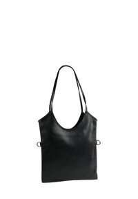 Zwarte leren tote bag met een gestructureerde afwerking, voorzien van lange, slanke schouderbanden en een ronde bovenkant. Opvallend zegel in cirkelvormige hardware.
