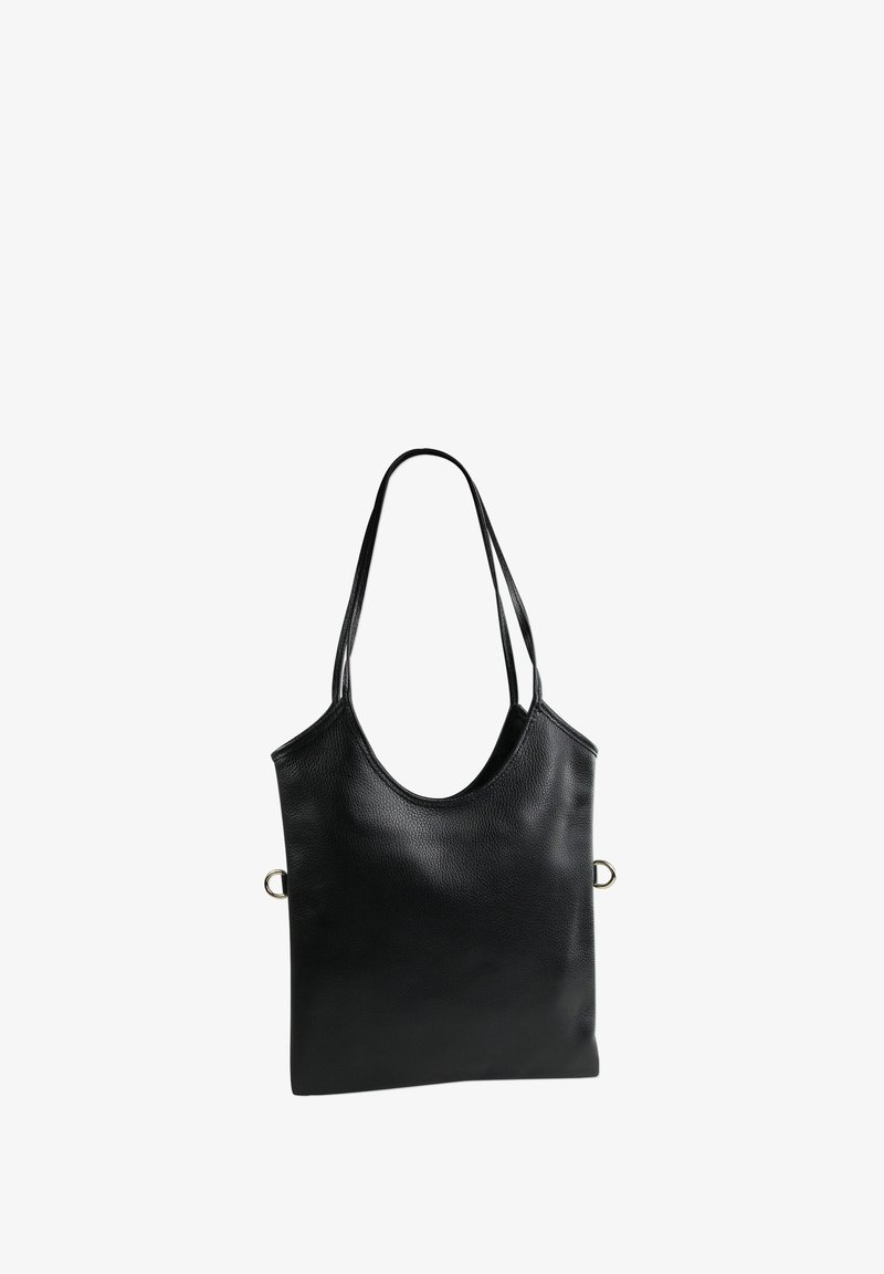 Sac fourre-tout en cuir noir avec une finition texturée, doté de longues épaules fines et d'un dessus arrondi. Accent matériel circulaire notable.