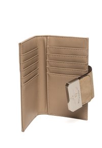 Béžová kožená peněženka s hladkým povrchem, s několika přihrádkami na karty a kovovou sponou s vyrytým logem. Kompaktní design.