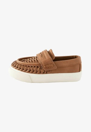 Barna szőtt bőr slip-on cipő párnázott gallérral és állítható pánttal, texturált fehér gumitalppal a tapadásért.