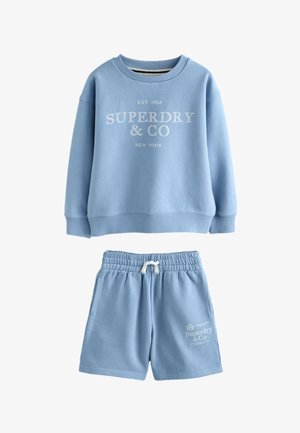 Lyseblå sweatshirt og matchende shorts sæt med hvid Superdry & Co New York logo og elastik i taljen på shortsene.