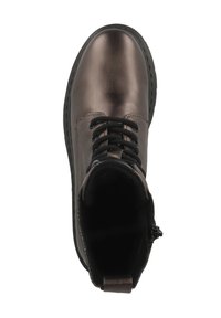 Botte chelsea en cuir brun avec une finition lisse, des lacets noirs et un bout rond. Présente une doublure intérieure douce et une semelle texturée robuste.