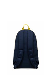 Sac à dos bleu marine avec bretelles rembourrées et une poignée de transport jaune en haut, vu de dos sur un fond blanc.