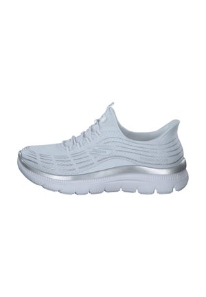Chaussures de sport blanches avec une tige en mesh, un design texturé et une semelle intermédiaire argentée réfléchissante. Elles disposent d'une semelle en caoutchouc flexible et de lacets.