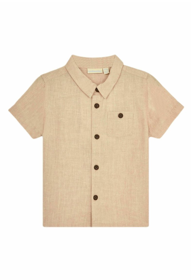 Camisa de manga corta con cuello en tejido beige claro con un acabado texturizado, que cuenta con un bolsillo en el pecho y botones marrón oscuro.