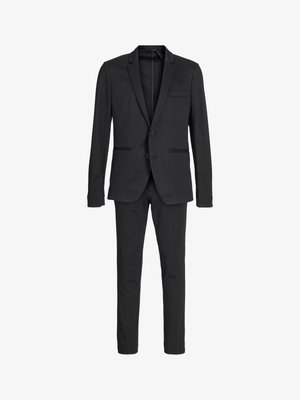 Μαύρο κοστούμι με μονόκουμπο σακάκι με δύο κουμπιά, γιακά με σχισμή και παντελόνι κανονικής γραμμής, κατασκευασμένο από λείο ύφασμα.