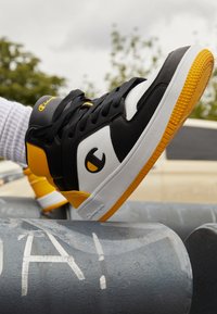 Vald, white/black/yellow