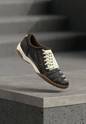 T90 - Αθλητικά παπούτσια - brown/dark brown