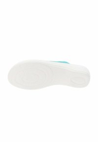 Suela de zapatilla de goma blanca con un patrón de agarre texturizado, con un upper liso en azul aqua. Diseño simple, adecuado para uso casual.