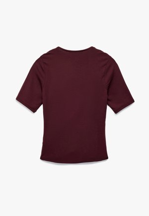 Bordeaux kortemouwenshirt met een ronde hals en een gladde textuur. De achterzijde toont een eenvoudig ontwerp zonder patronen of versieringen.