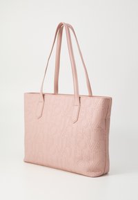 Gaiši rozā auduma soma ar reljefu "VALENTINO" rakstu, kurai ir divas garas rokturi un strukturēta taisnstūrveida forma. Tekstūrēts materiāls.