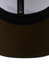 Schwarze Kappe mit einem braunen Stoffkörper, der eine strukturierte Form, eine glatte Textur und eine Unterseite mit weißen Akzenten aufweist.