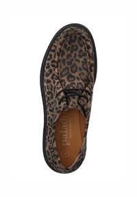 Buty w panterkę z okrągłym noskiem, czarną podeszwą i skórzaną cholewką. Posiadają płaskie sznurowadła oraz miękką, teksturowaną powierzchnię.