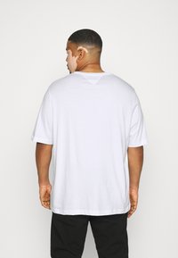 Tommy Hilfiger LOGO TEE - T-shirt estampada - white
