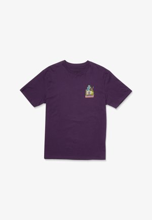Camiseta de algodón morada con un pequeño gráfico bordado de un gato en una televisión, con el texto "VOLCOM" en colores brillantes.