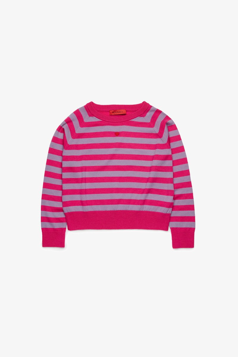 Rosa und hellgrau gestreifter Pullover mit Rundhalsausschnitt und langen Ärmeln. Mit einem kleinen Herzdetail in der Mitte. Weiche Stricktextur.