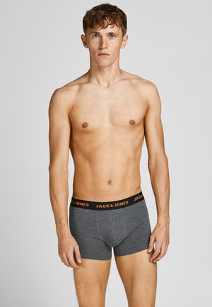 Donkergrijze boxershorts met een elastische tailleband met oranje tekst. De stof lijkt glad en rekbaar, ontworpen voor comfort.