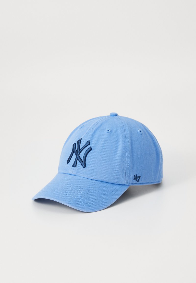 Lichtblauw katoenen baseballpet met marineblauw geborduurd logo en stiksels. Voorzien van een gebogen rand en een verstelbare band aan de achterkant.