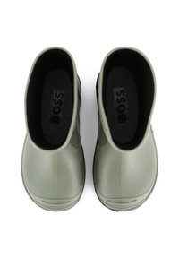 Πράσινες καουτσούκ μπότες μέχρι τον αστράγαλο με λεία υφή, ελαφρώς κω�νική σιλουέτα και μαύρη εσωτερική επένδυση. Διαθέτουν ανασηκωμένο λογότυπο στο εσωτερικό.