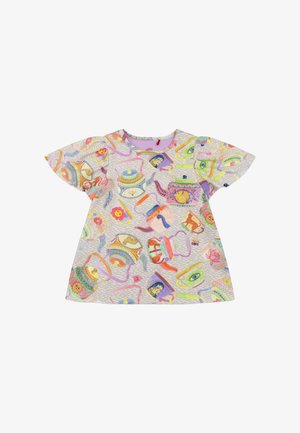 T-shirt met korte mouwen gemaakt van lichtgewicht stof, met een kleurrijke print van theepotten en bloemen op een lichtgrijze achtergrond.