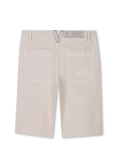 Pantaloni corti beige con fronte piatto, due tasche posteriori e logo ricamato in vita. Realizzati in un tessuto resistente con una consistenza liscia.
