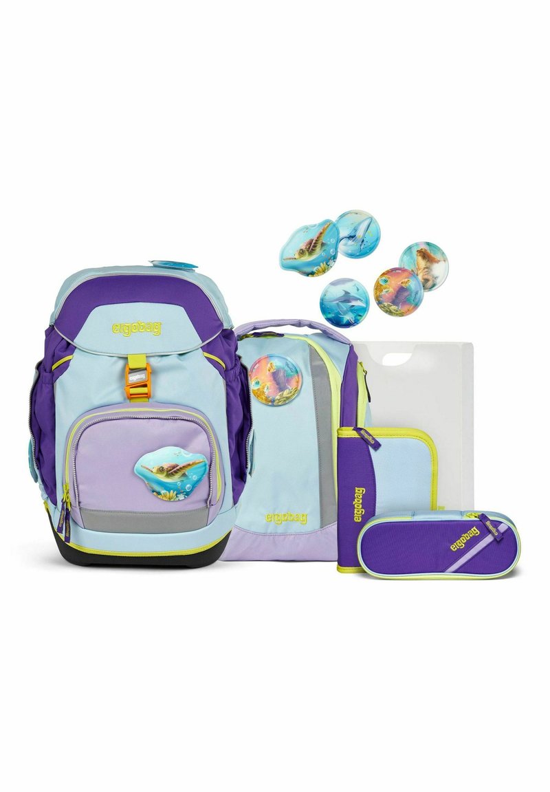 Set di zaini viola e azzurro chiaro composto da uno zaino principale, una borsa più piccola, un astuccio e spille decorative con motivi acquatici. Tessuto resistente.